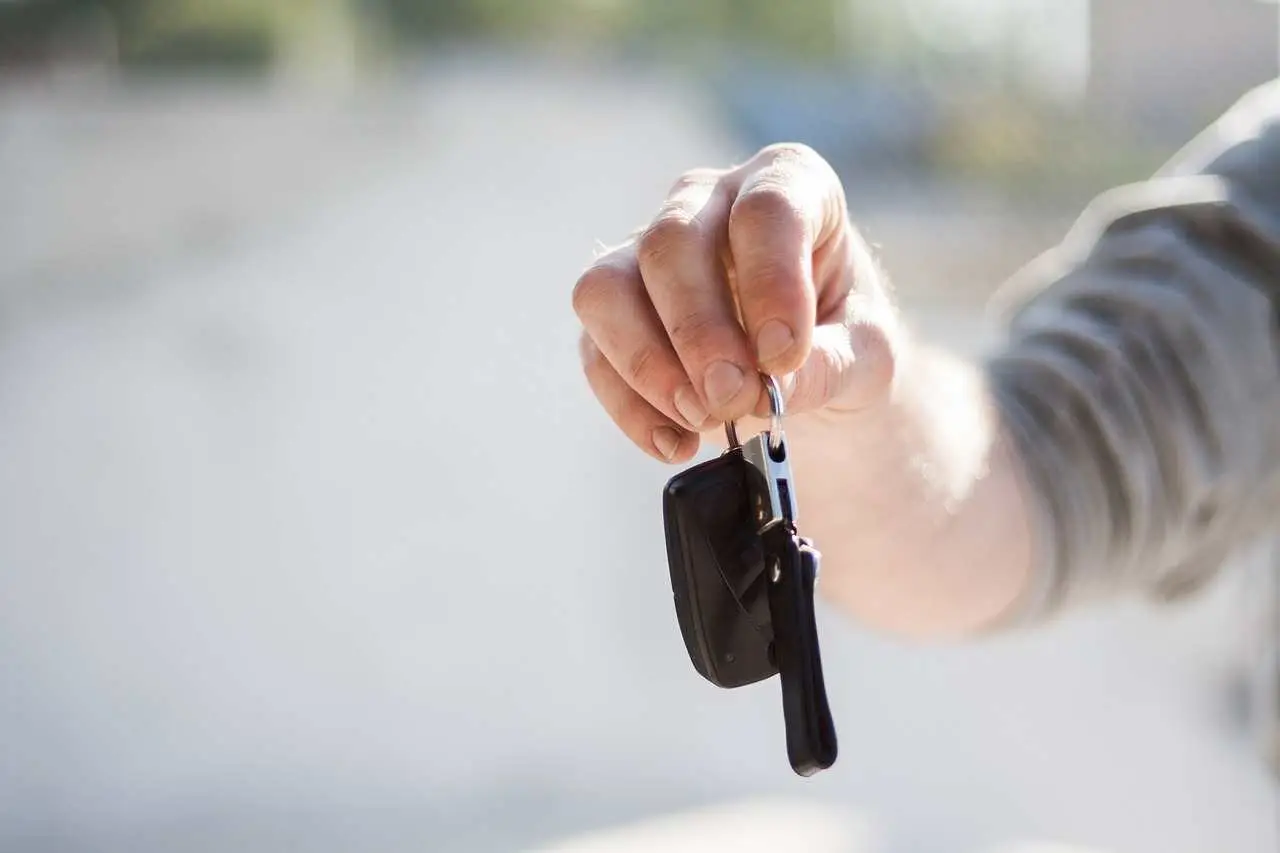 Man holding car keys, rental car accident claim in Florida.