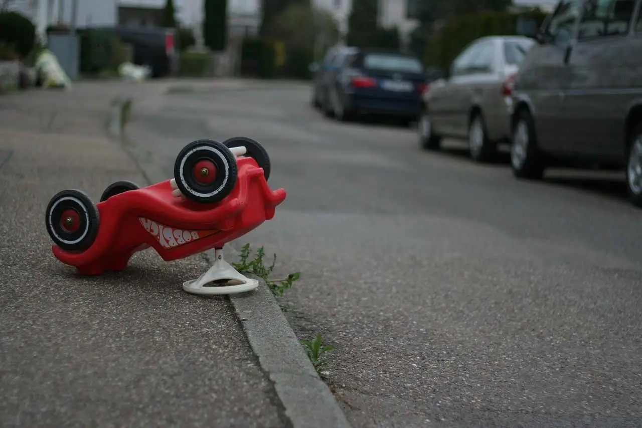spielzeug gefahr unfall bobby car toy accident 2426781