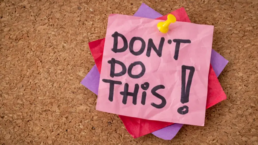 Sticky note with "DON'T DO THIS!" message pinned on a corkboard, emphasizing cruise vacation tips and safety precautions.