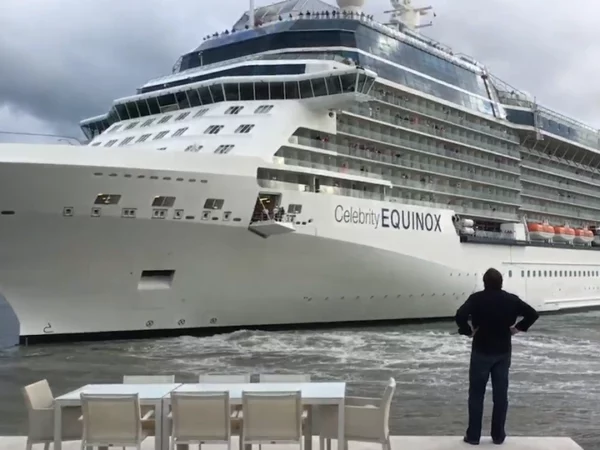 Cruise Ship Narrowly Escapes Collision with Yacht in Venice