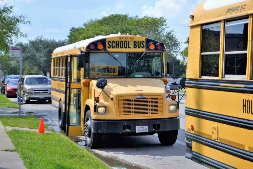 school buses 2801134 1280
